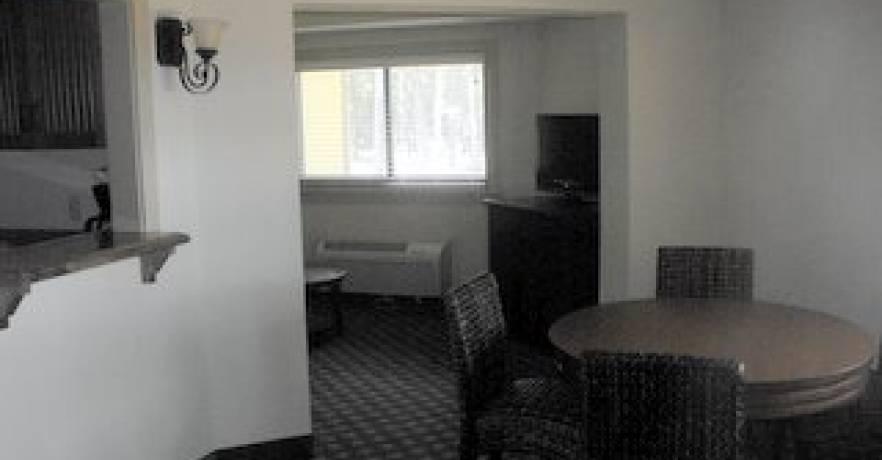 Lakepoint King Suite Dining Area