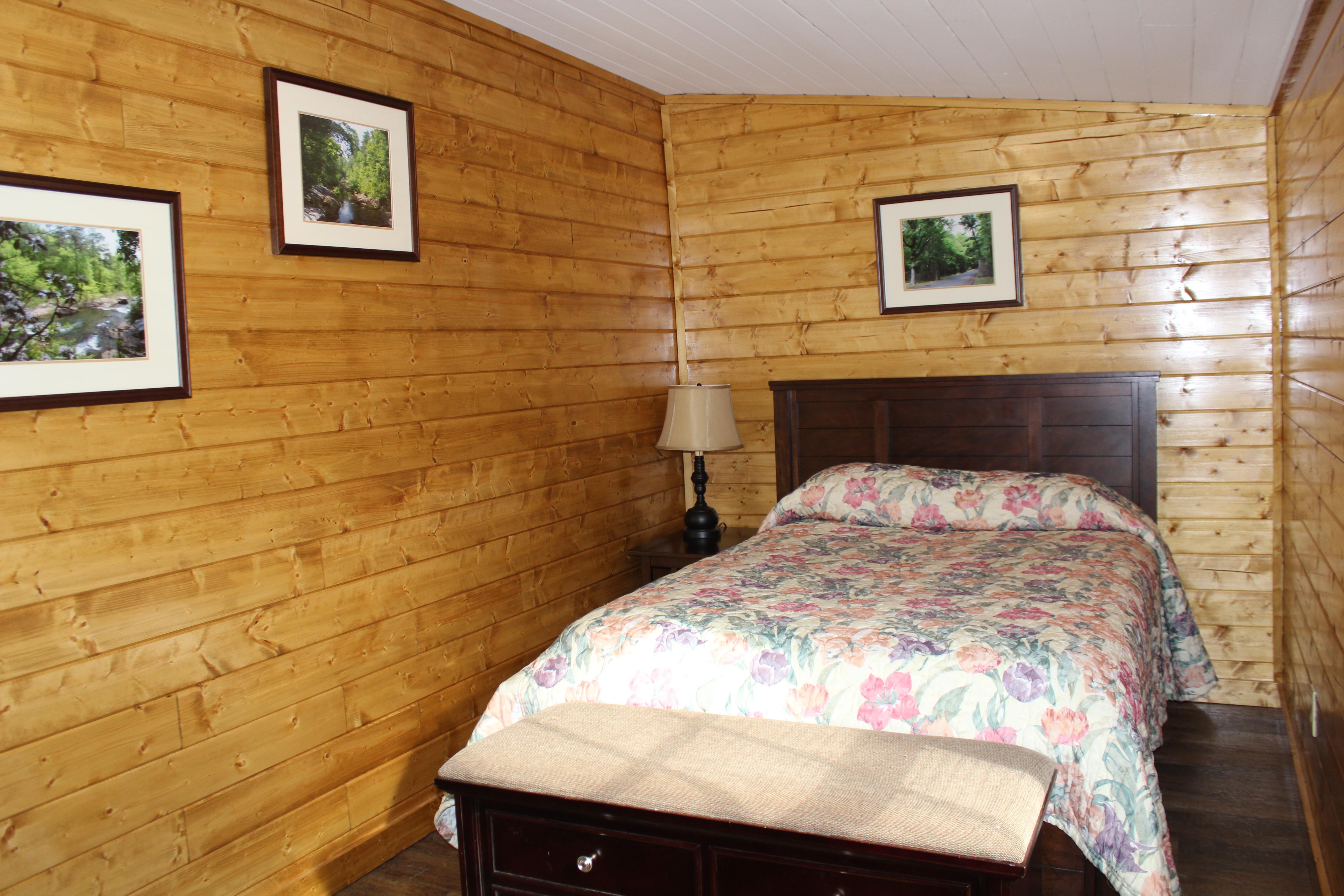 Cabin 3 Bedroom Two: Full Size Bed