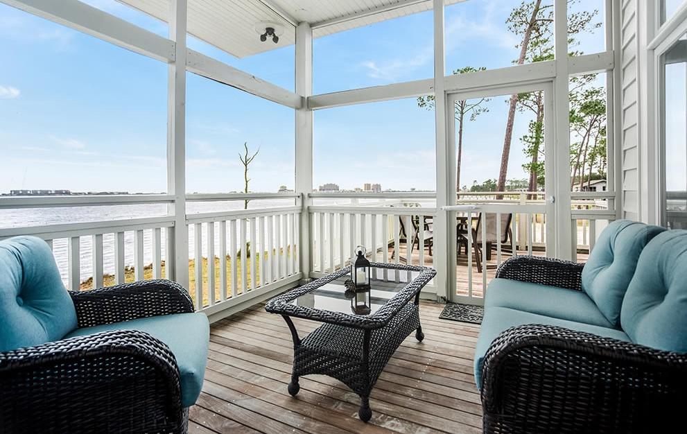 Eagle Cottages Porch
