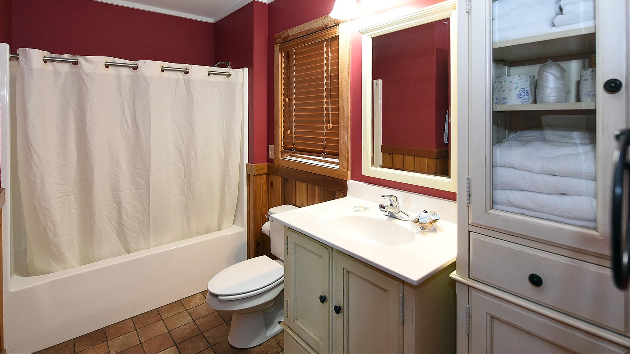 JWSP_Lakeside_Cottage_Bathroom2
